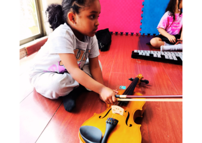 niña tocando violin