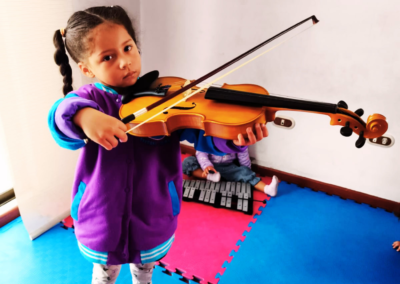 niña practicando en el violin