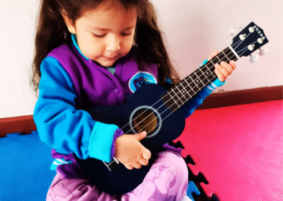 niña tocando ukulele