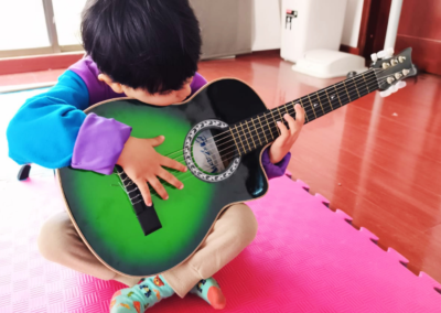 niño tocando guitarra