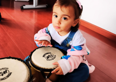 niña tocando congas