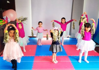 niñas estirando en clase de ballet