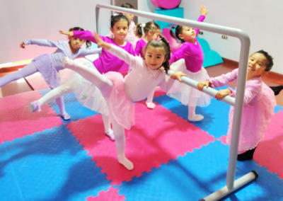 niñas practicando en la barra de ballet