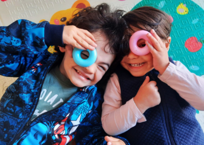 niño y niña curiosos por aprender en pupilitos