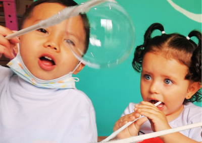 niños explorando con bombas de jabón