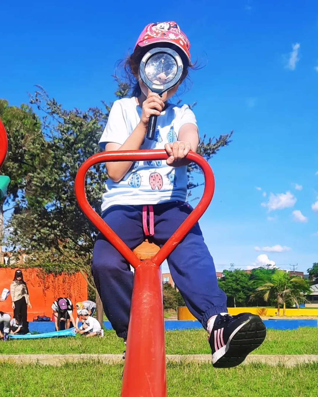 niña jugando en el parque