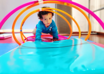 niño jugando con los aros