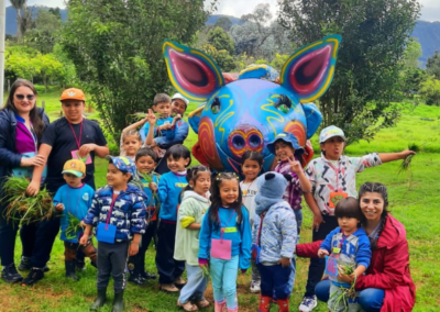 niños de pupilitos en la granja