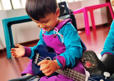 niño tocando ukulele