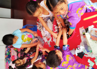 niños haciendo papel mache