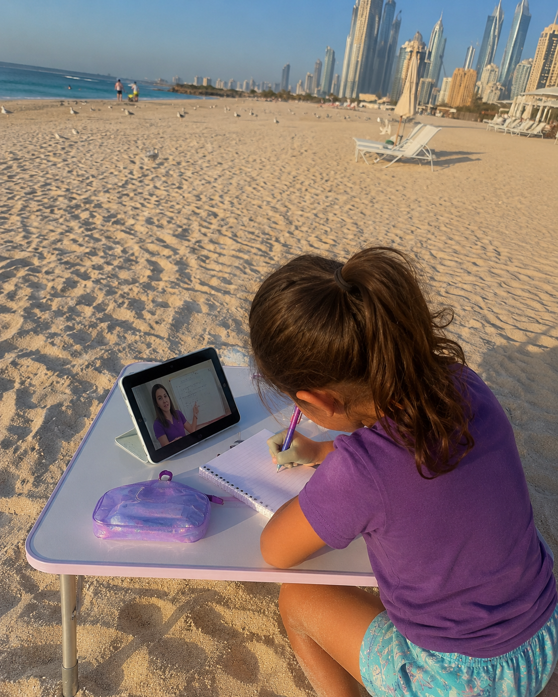 niña homeschooler en la playa